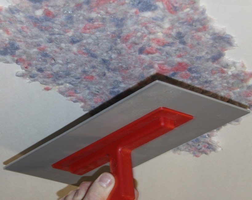 Decoração de teto com papel de parede líquido
